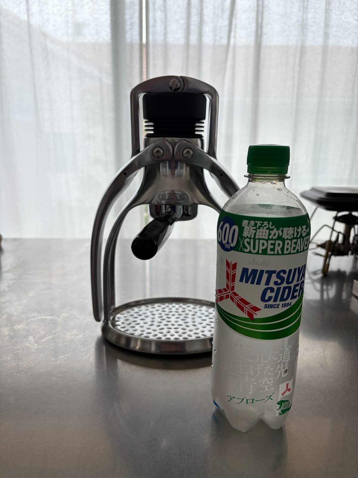 ROK EspressoGCの前に置いた三ツ矢サイダーのボトル