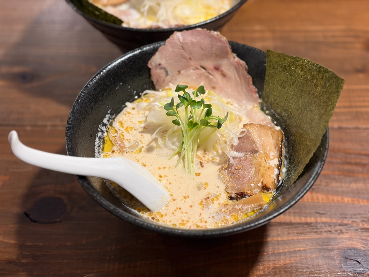 平打ちのような、太麺だった。