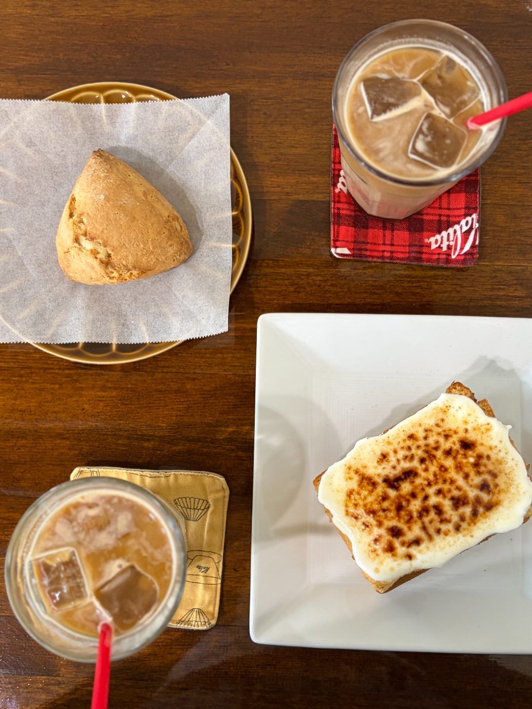 上から見たテーブル。スコーン、アイスカフェモカ、アイスカフェラテ、ブリュレシフォンケーキが並ぶ
