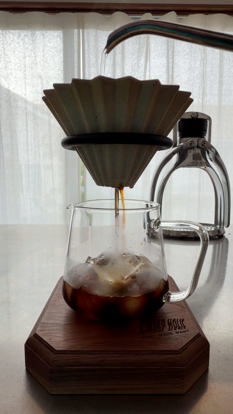 ORIGAMIドリッパーからサーバーの氷の上に落ちるコーヒー