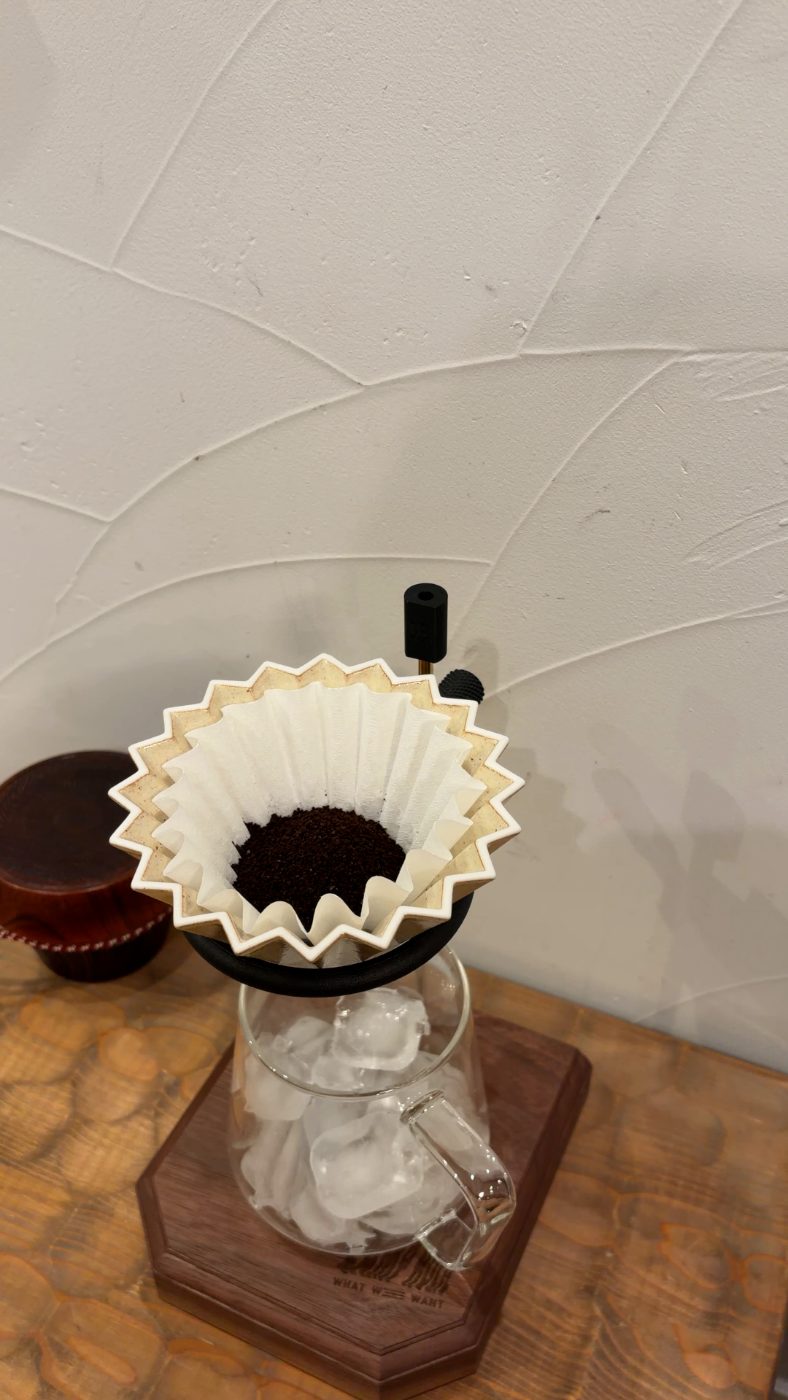 フィルターに入れた13gのコーヒー粉と、氷を入れたガラスサーバー