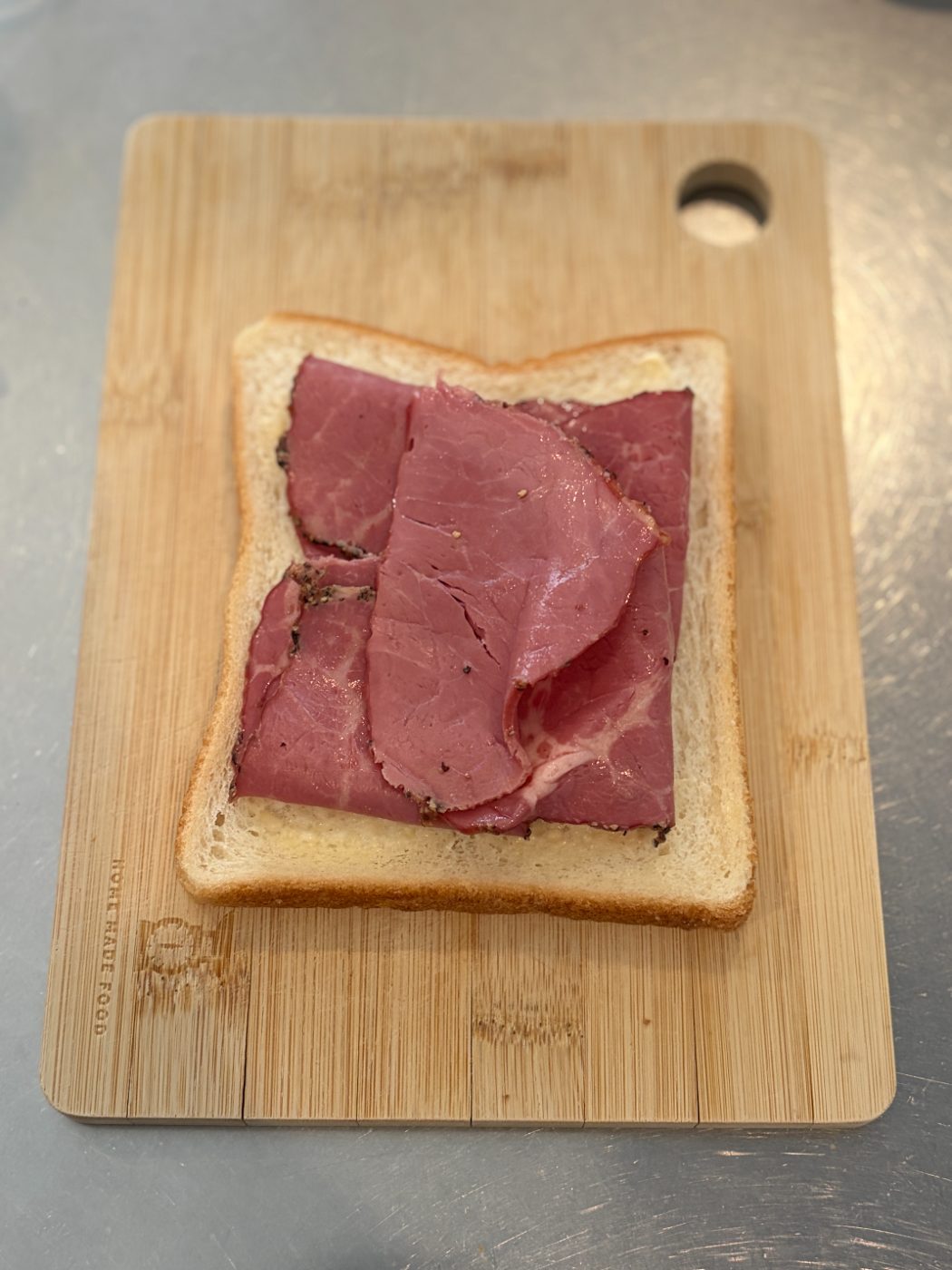 食パンの上に重ねたパストラミビーフ