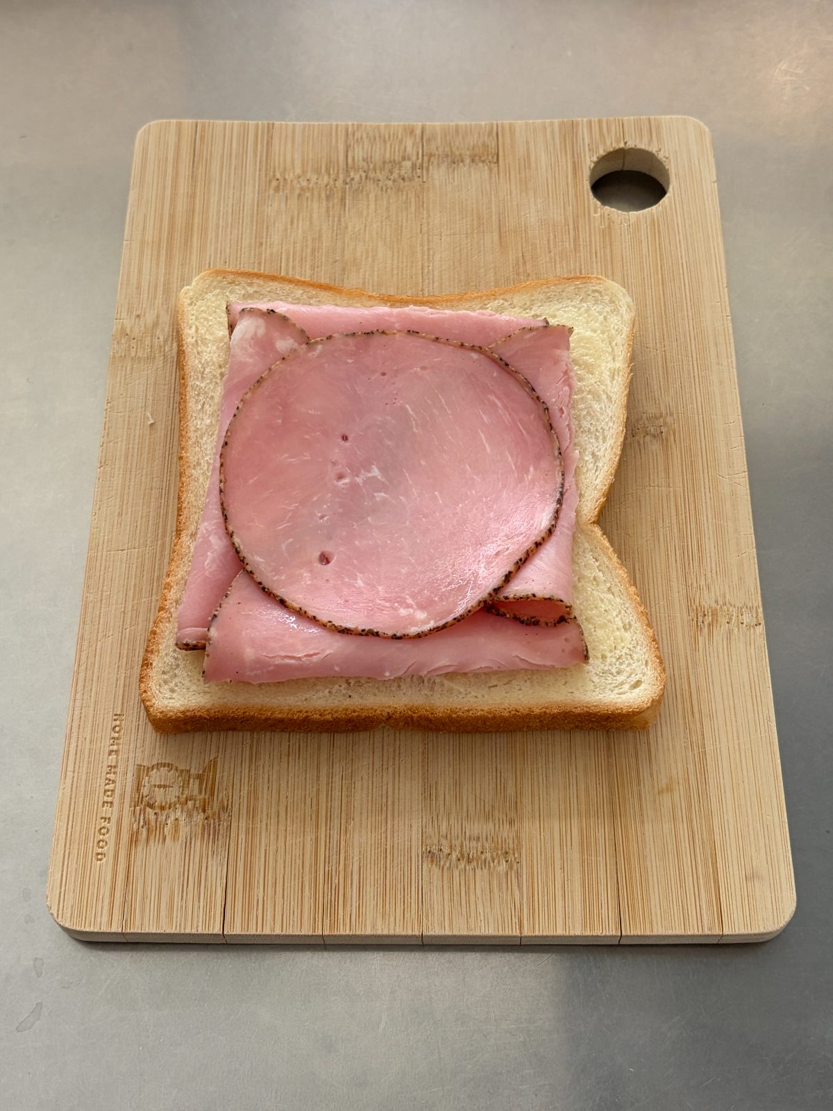 マヨネーズを塗った食パンにペッパーロースを重ねたところ