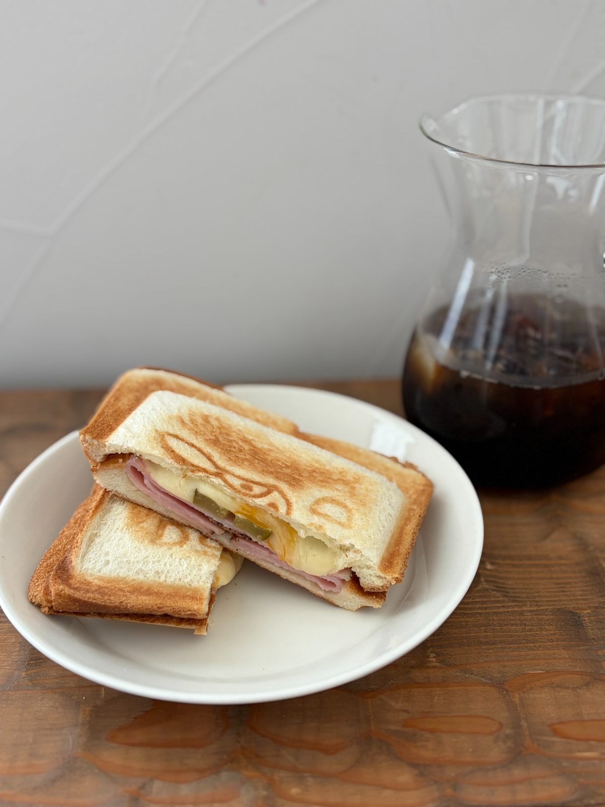 皿にのせたホットサンドと、サーバーに入ったコーヒー