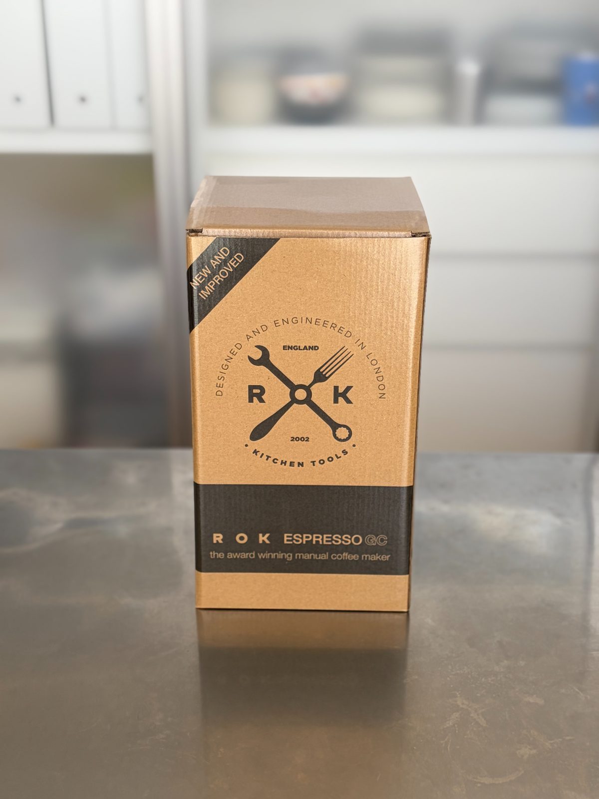 クラフト紙の箱に入ったROK EspressoGC