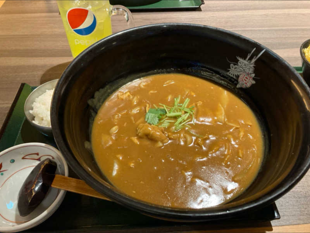 館内で食べたカレーうどん