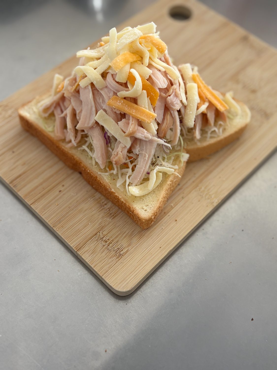 具を高く積み上げた状態の食パン