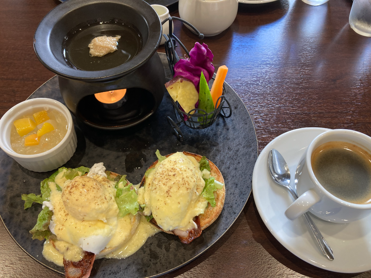 モーニングで、エッグベネディクト。