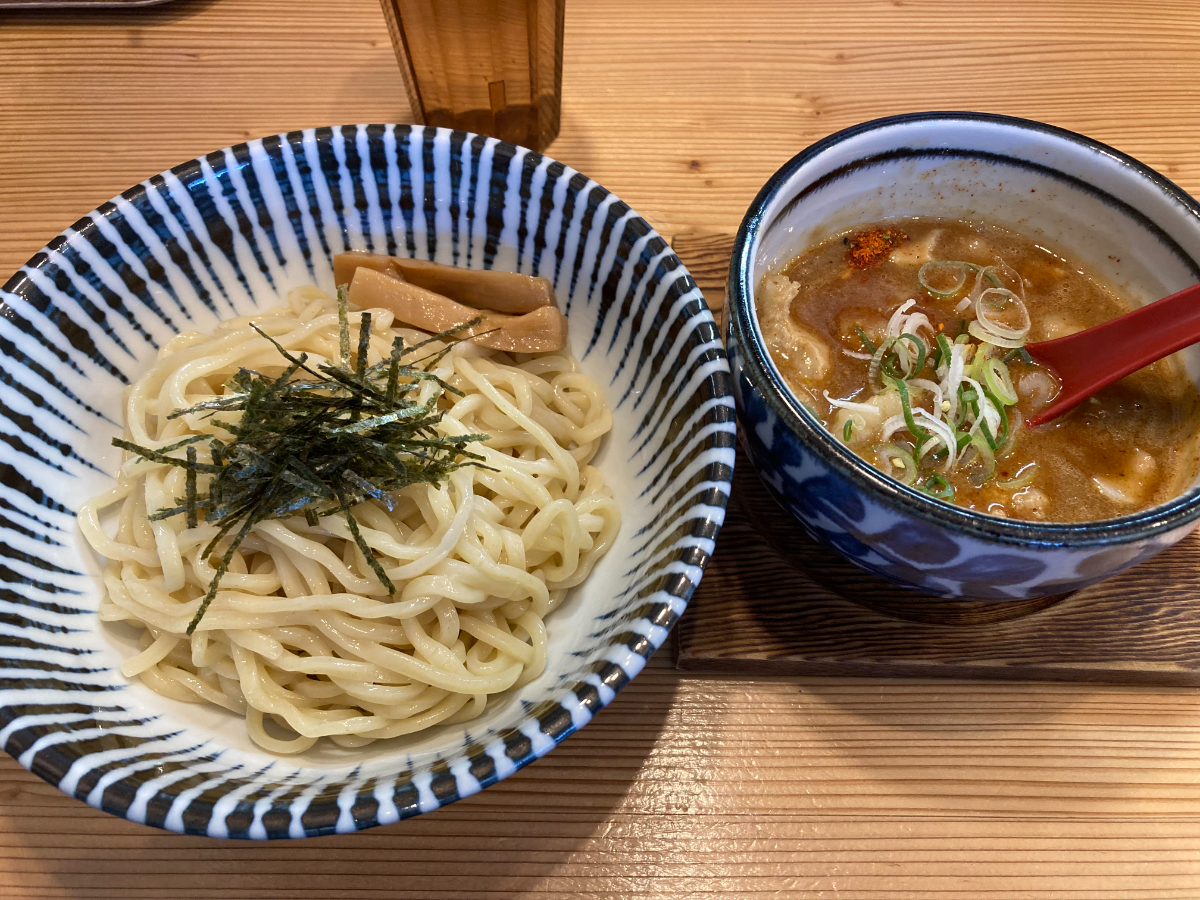 行けなかった店の、隣で。