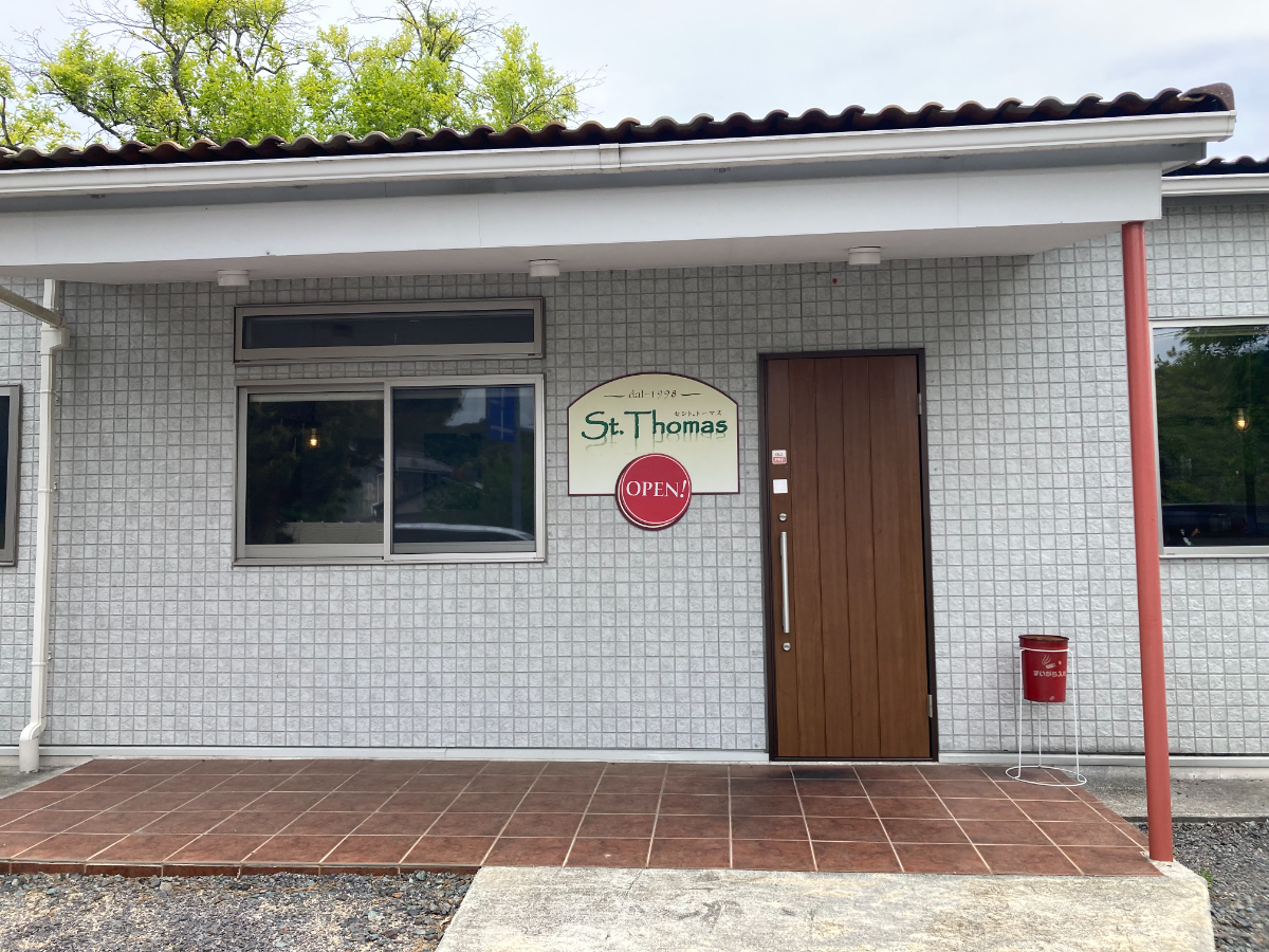 St.Thomasの外観と看板
