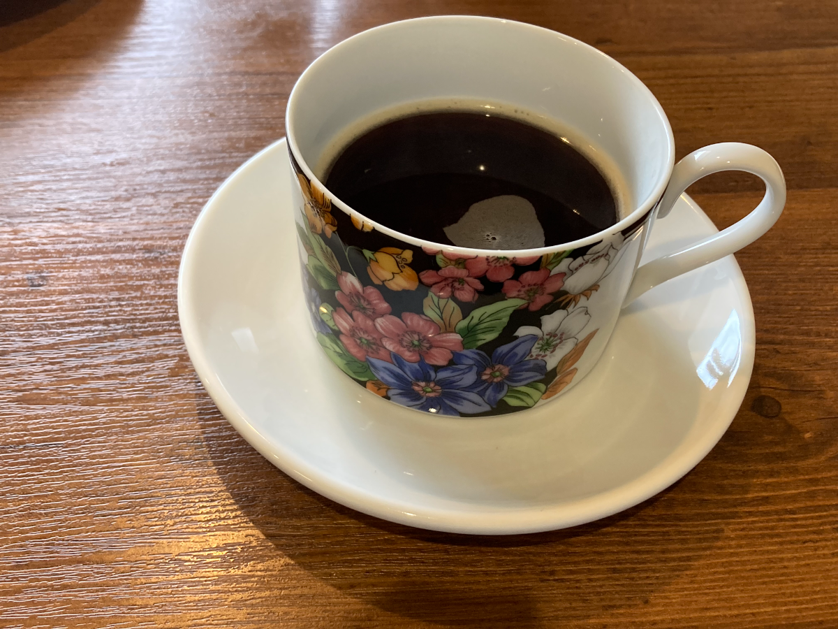 花柄のカップに入ったコーヒー