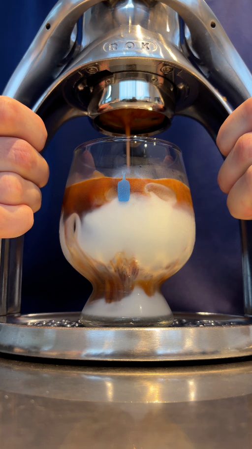ROKからブルーボトルコーヒーのグラスのミルクへエスプレッソを落としているところ