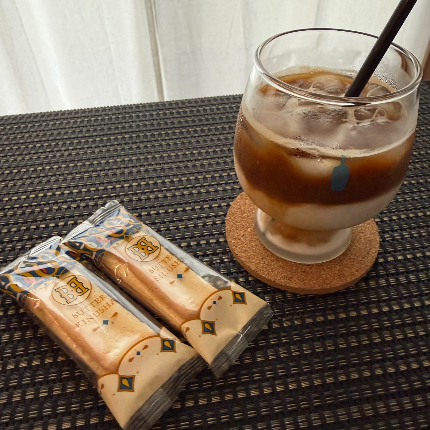 ブルーボトルコーヒーのグラスに入ったアイスカフェラテと、バターキヌシャ二つ