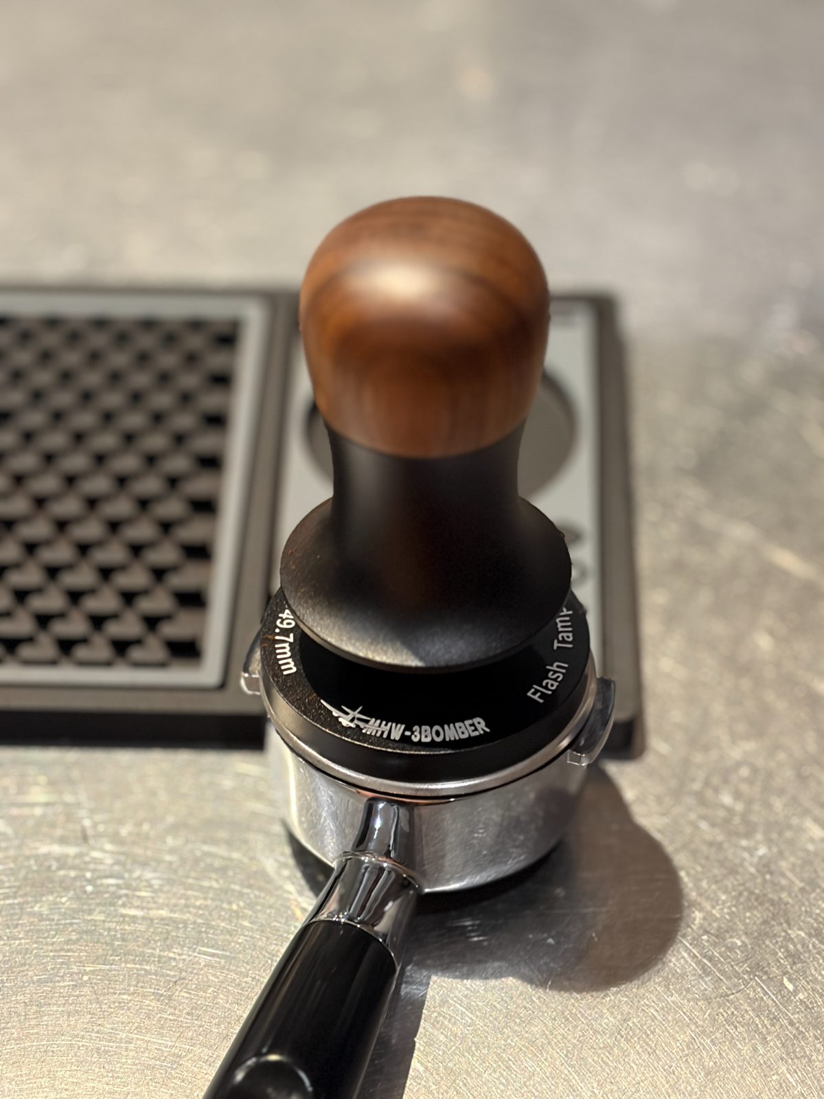 ポルタフィルターにタンパーを当てたところ。49.7mm Flash Tamper の刻印
