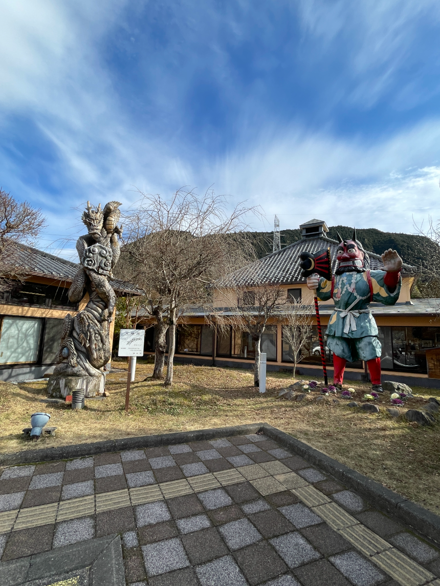 とうえい温泉の庭に立つ龍と鬼の像
