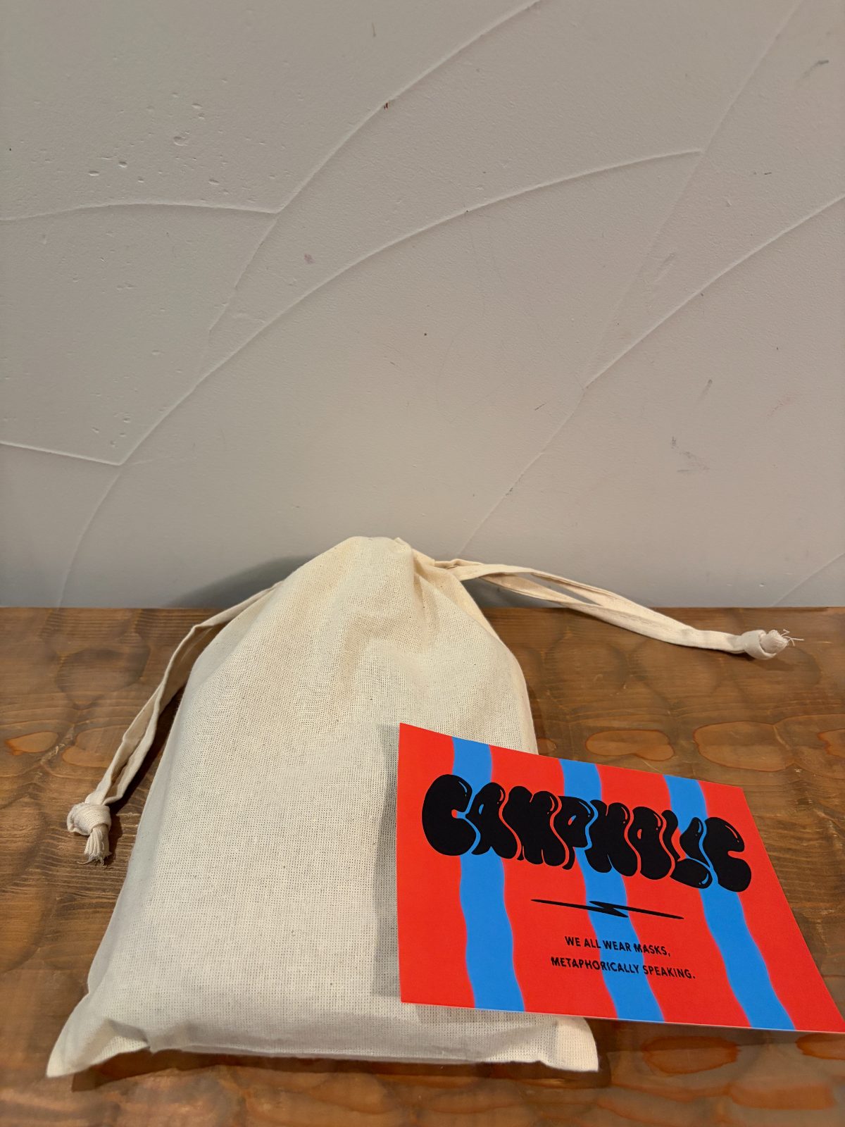 巾着袋に入って届いたスタンドと、CAMPHOLICのカード